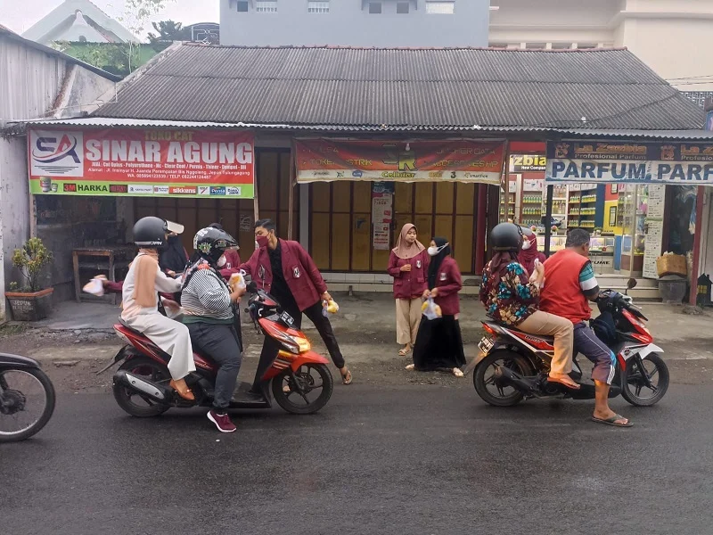 IMM KH Ahmad Dahlan UIN Tulungagung Bagikan 200 Paket Takjil