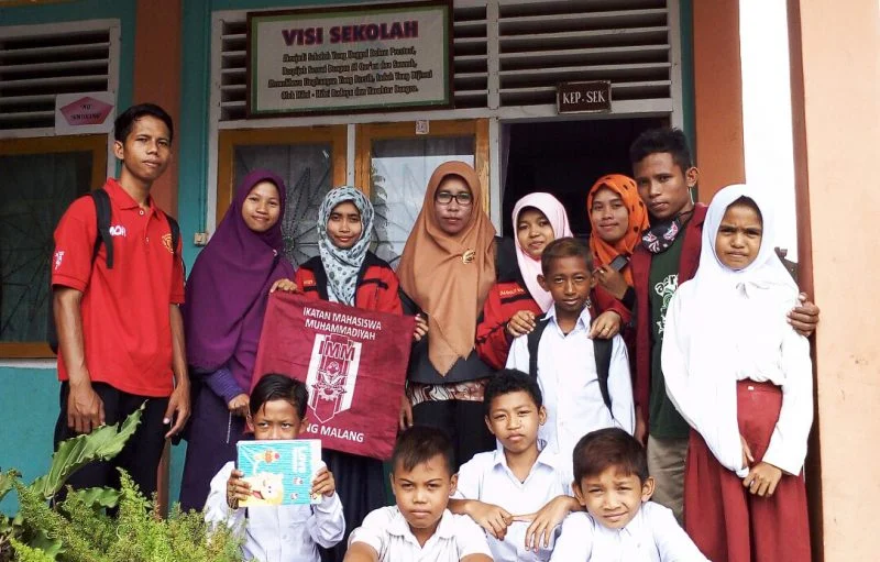 Sinergi IMM Malang dan Bima dalam Membantu Siswa Korban Banjir