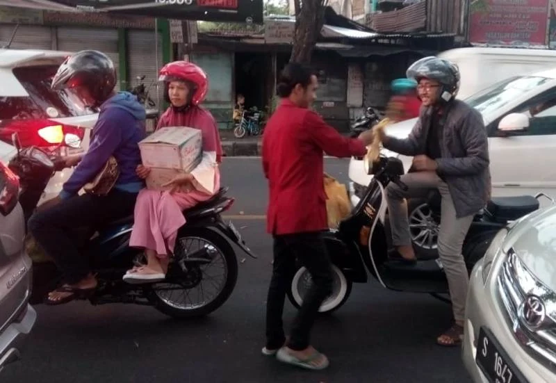 Bagi Takjil Akhir Ramadhan Bersama Alumni Menyebar Berkah di Jalan