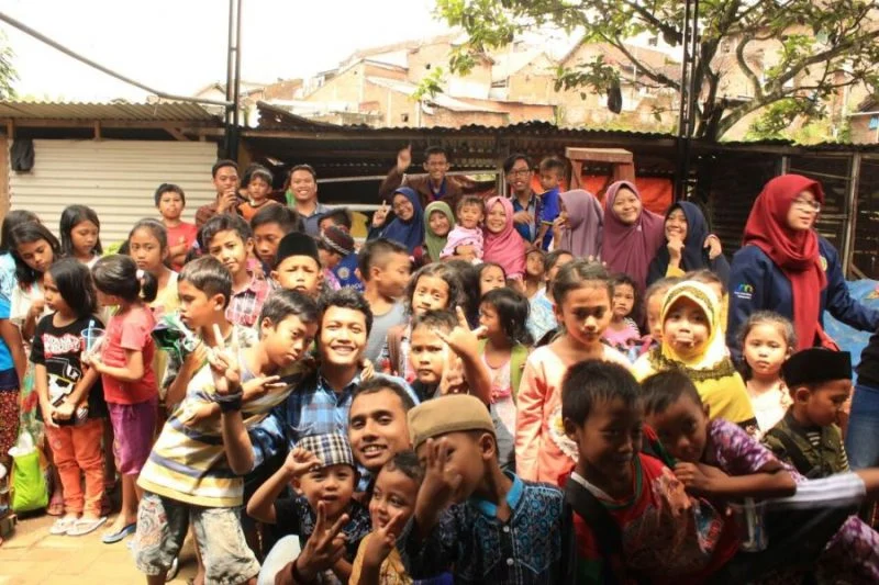 Baksos IMM Saintek UM Edukasi Anak-Anak Bantaran Kali Muharto