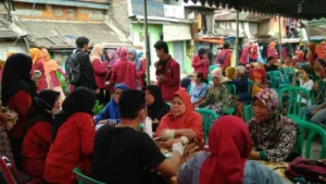 IMM UMSurabaya Berdayakan Warga Bantalan Rel Kereta Api Donorejo 
