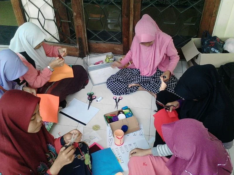 IMM Rutin Asah Bakat Membuat Kerajinan Tangan Aneka Bentuk