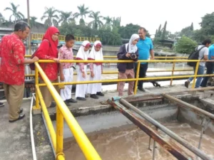 Siswa Tulis Buku Selamatkan Air, Lantas Diserahkan ke PDAM dan Pabrik Kertas