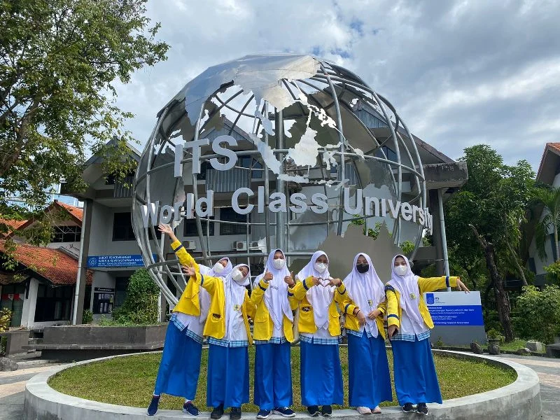 Enam Siswa Smamio Diundang ITS Dapat Kejutan