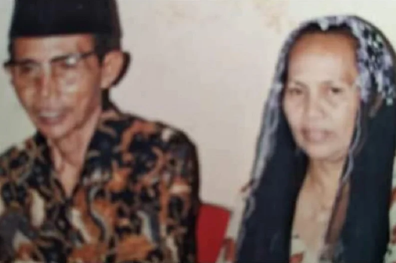 Penjual Nasi Pengkol dan Delapan Anaknya yang Sukses