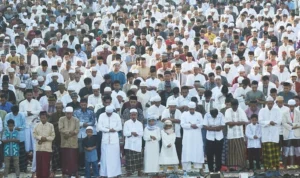 Mengangkat Tangan atau Tidak dalam Takbir Tambahan Shalat Idul Fitri-Adha?