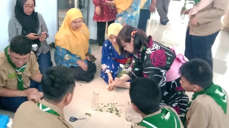 Guru Jepang Ajari Cara Merangkai Ikebana Nan Cantik