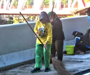 Ketika Wabub Lumajang Bersih-Bersih di Jembatan Besuk Kobokan