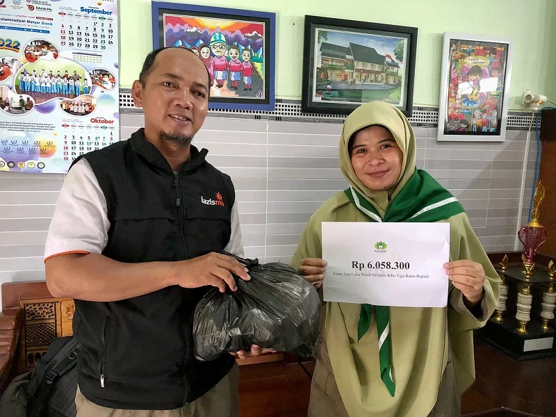 Panitia Pembangunan Sekolah Beri Pujian Infak Siswa SD Almadany