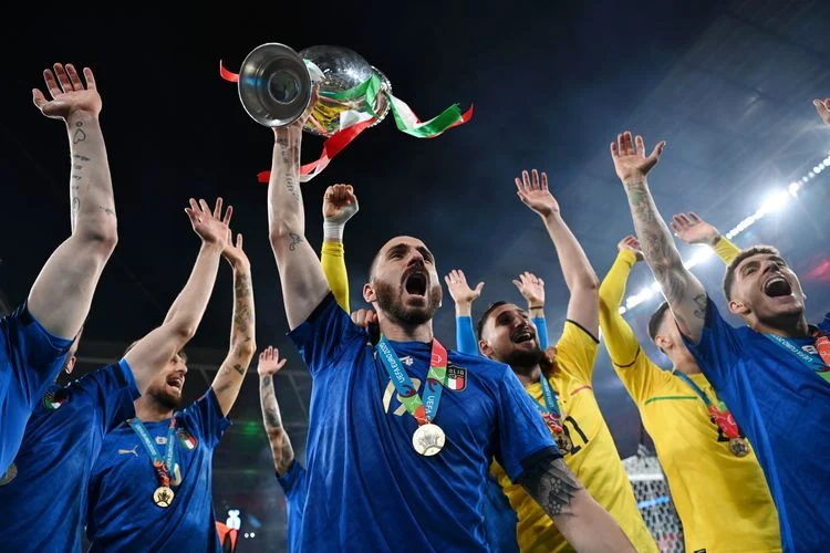 Gladiator Roma Bersorak di Wembley