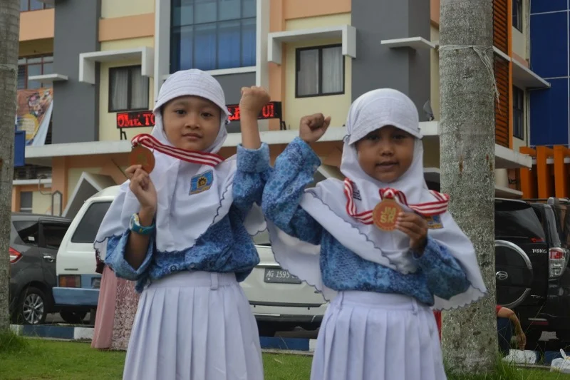 Dua Anak Kecil Ini Juara Matematika dan IPA se-Jatim