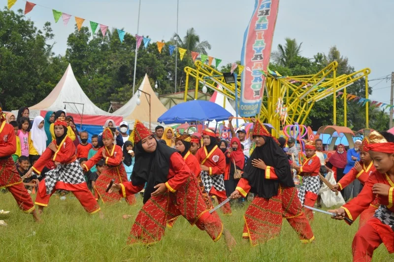 Pencak Silat Buka Jalan Sehat Gebyar Muktamar di Sine