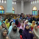 Ustadz Adi Hidayat Datang di Sidayu, Jamaah Tabligh Akbar Tumpah Ruah sejak Subuh