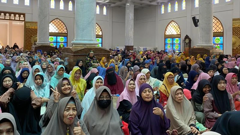 Ustadz Adi Hidayat Datang di Sidayu, Jamaah Tabligh Akbar Tumpah Ruah sejak Subuh