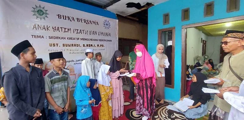 LKSA PCM Jatiroto Buka Bersama dan Bagi Sembako