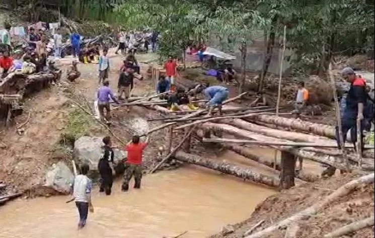 Relawan MDMC – Lazismu Bangun Jembatan Darurat Atasi Banjir Kalsel