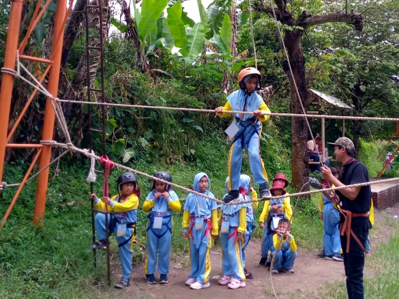 Outing Class Al-Kautsar, Tangkap Belut hingga Ngintir Sungai