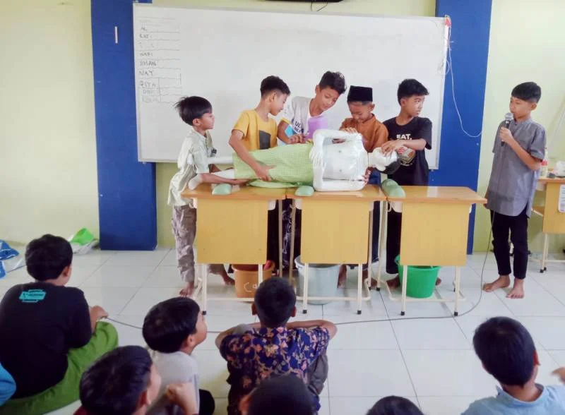 Anak SD Sudah Belajar Merawat Jenazah