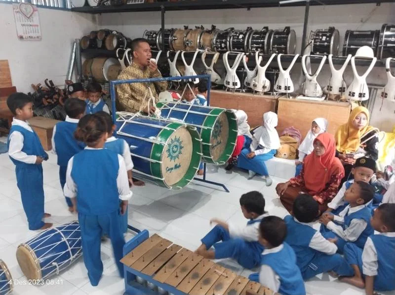 Anak PAUD Main Jidor, Guru Jadi Takjub