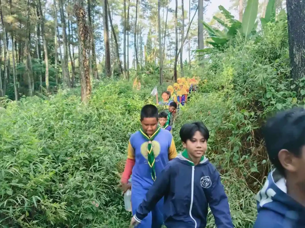 Jogging Track di The Pinus Prigen, Siswa Sekolah Kreatif Menganti Belajar Pantang Menyerah
