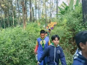 Jogging Track di The Pinus Prigen, Siswa Sekolah Kreatif Menganti Belajar Pantang Menyerah