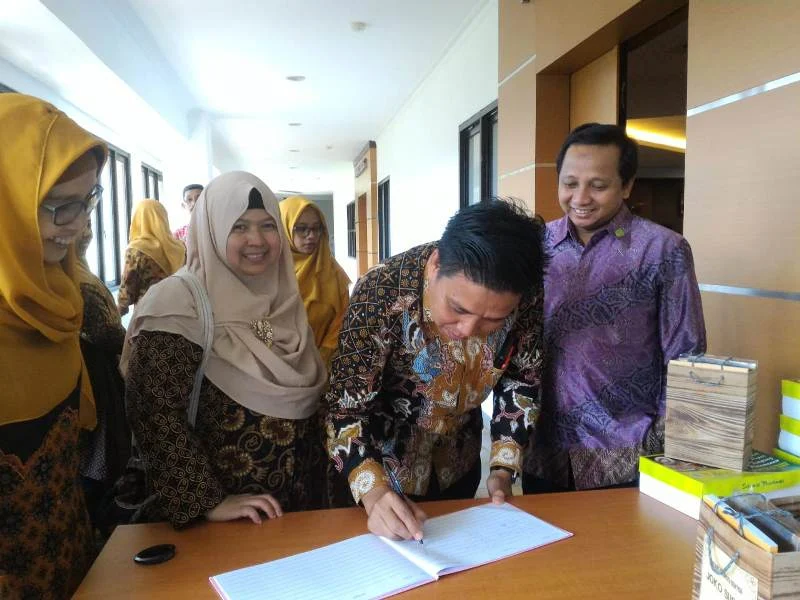 2 Staf Khusus Menteri Ini Sita Perhatian Penguji, Sebut Doktor “Serat Centhini” sebagai Sosok Langka