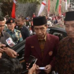 Jokowi Kenakan Almamater UMM dalam Kajian Ramadhan Muhammadiyah Jatim