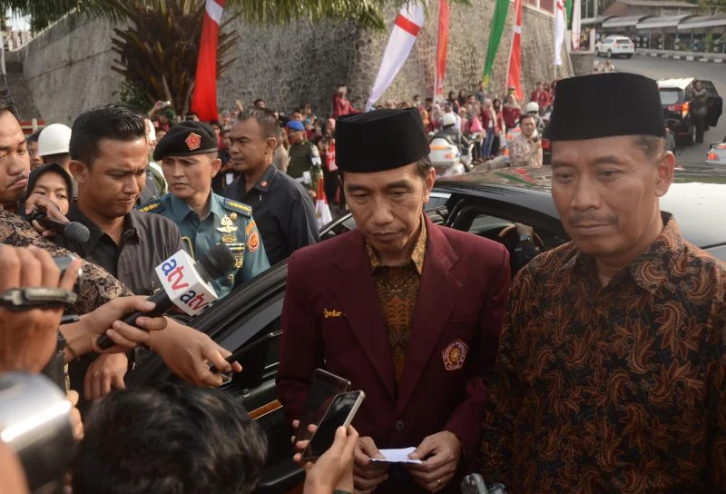 Jokowi Kenakan Almamater UMM dalam Kajian Ramadhan Muhammadiyah Jatim