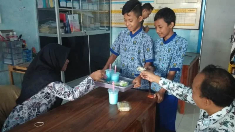 Praktikkan Fiqih Jual Beli, Siswa Jajakan Makanan dan Minuman di Sekolah