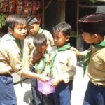 Jumat Berbagi Membuat Anak-Anak Madrasah Ini Tampak Bahagia