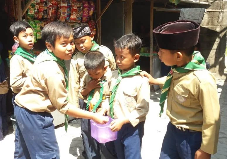 Jumat Berbagi Membuat Anak-Anak Madrasah Ini Tampak Bahagia