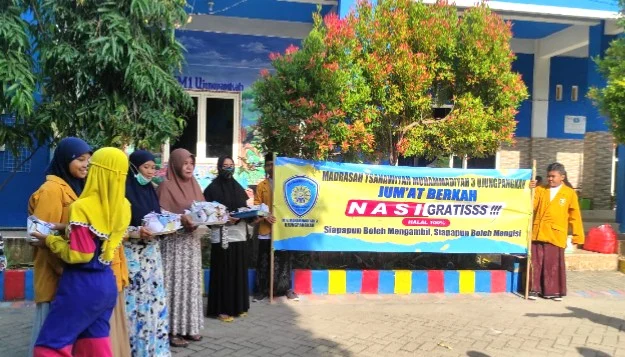 Jumat Berkah Tsamuga Ujungpangkah, Berbagi sambil Promosi