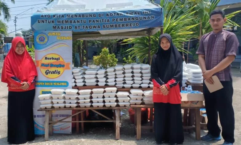 Jumat Berkah, Berbagi Nasi untuk Jamaah di Masjid Desa Ini