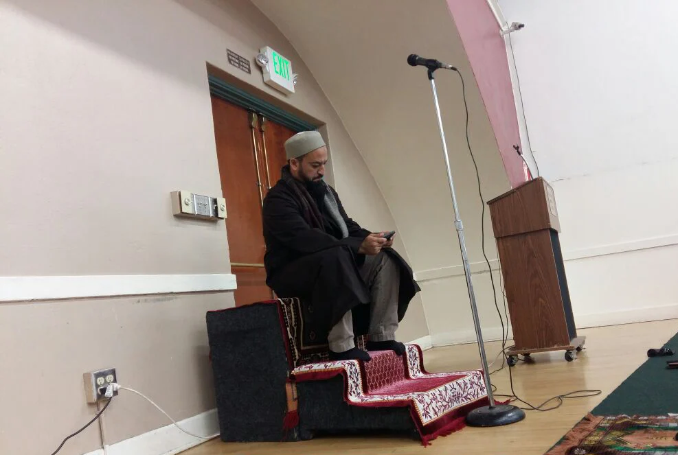 Khatib Jumat yang Ber-HP dan Lempar Humor