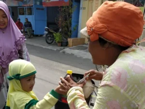 Jumat Berkah Diulurkan Tangan Mungil kepada Warga