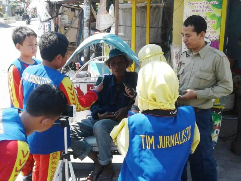 Beginilah Kerja Jurnalis Cilik Sekolah Saat Tugas Liputan di Lapangan