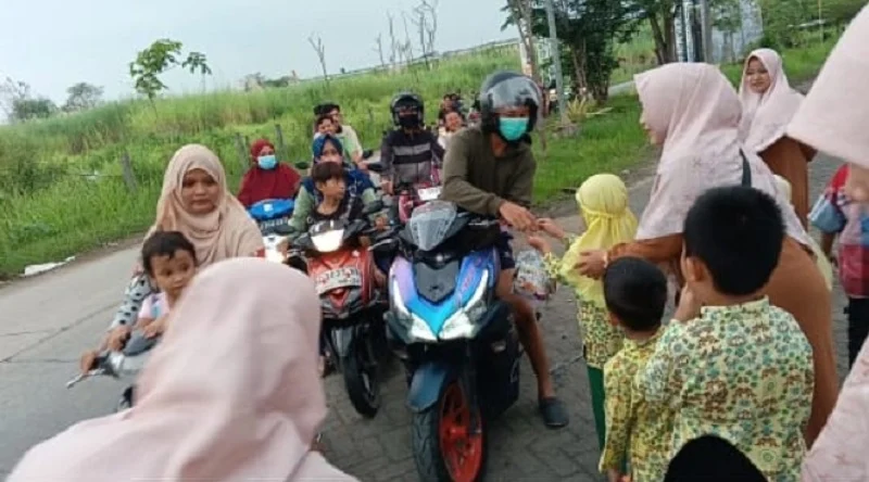 Siswa KB-TK Aisyiyah 4 Bambe Ngabuburit sambil Bagi Sembako