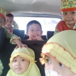 Serunya Siswa KB Taman Walidah Sidayu Belajar di Mobil