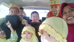 Serunya Siswa KB Taman Walidah Sidayu Belajar di Mobil