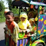 Siswa KB Taman Walidah Aisyiyah Sidayu Antre Naik Becak dalam Pembelajaran Ini
