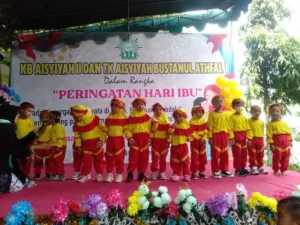 Saat para Siswa Ini Menyuapi Bubur pada sang Bunda