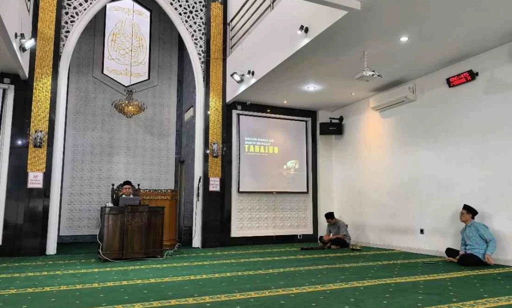 Bambang Eddy: Solusi Masalah Hidup Adalah Tahajud