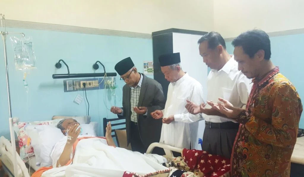 Dirawat di Rumah Sakit, Tetap Pikirkan Bangsa: 3 Pesan KH Hasyim Muzadi yang Disampaikan ke Haedar Nashir