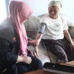 Sehatkan Warga Desa, Mahasiswa Ini Keliling dari Rumah ke Rumah Periksa Tekanan Darah