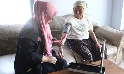 Sehatkan Warga Desa, Mahasiswa Ini Keliling dari Rumah ke Rumah Periksa Tekanan Darah