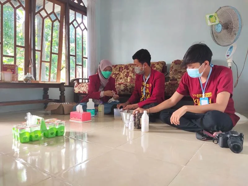 Pembuatan Hand Sanitizer Jadi Program KKN Mahasiswa UMSurabaya