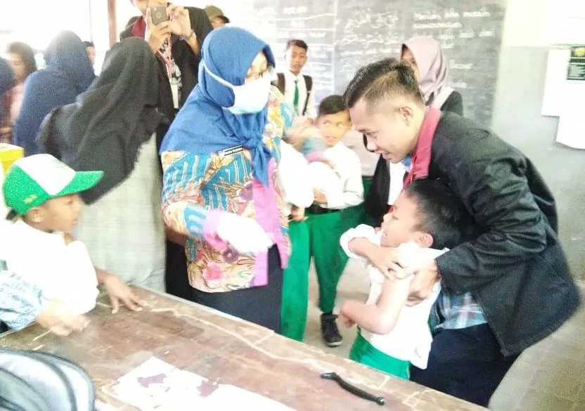 Susahnya Menangani Anak yang Berontak Menolak Imunisasi