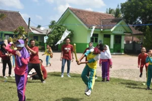 Peringati Hari Anak, Siswa Ini Bergembira Ikuti Lomba dan Nonton Film
