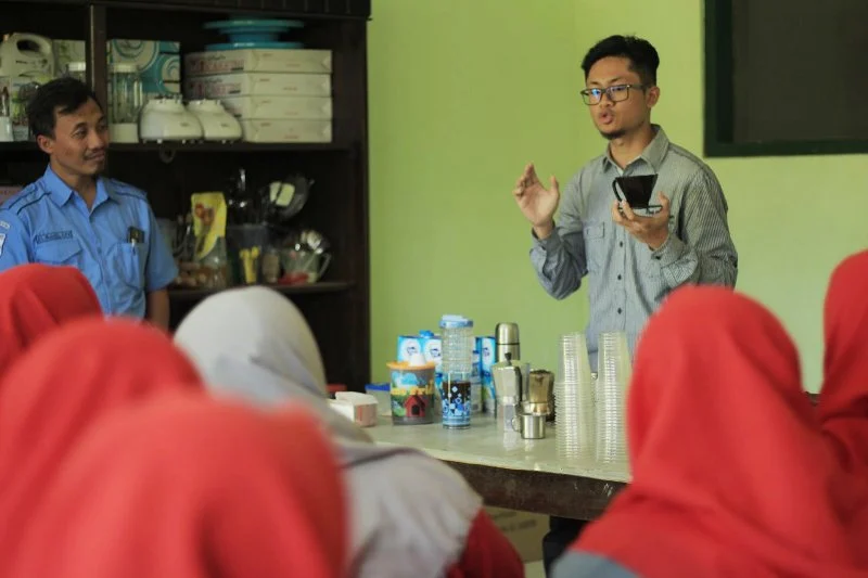 Mahasiswa KKN Undang Barista Ajarkan Pembuatan Kopi