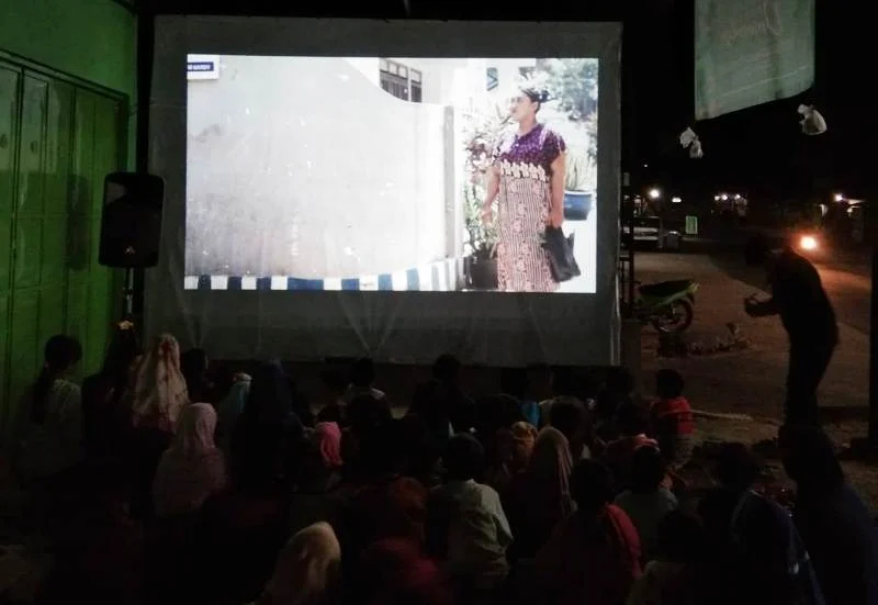 Kumpulkan Anak-Anak Desa Nonton Film Garapan Sendiri